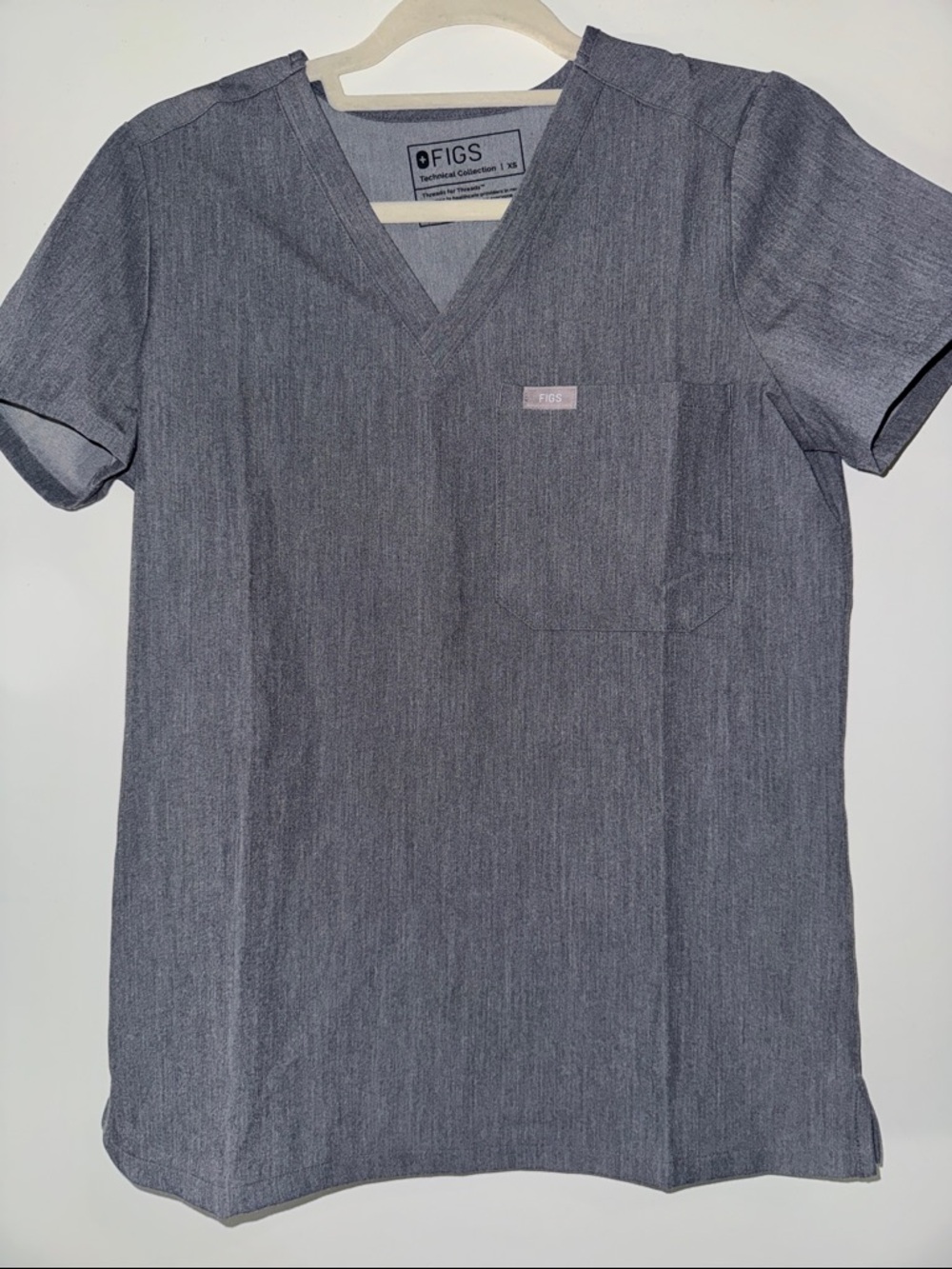 FIGS Women’s Set Graphite Catarina V-Neck Scrub Top and Zamora Jogger Pants